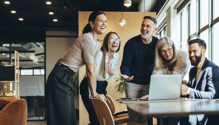 Klar auf der Arbeit sollte man arbeiten, keine Frage aber Lachen schafft Produktivität ( Foto: Adobe Stock - Jacob Lund_)