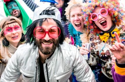 Die verschiedenen Bezeichnungen von Karneval, Fasching und Fastnacht (Foto: AdobeStock 402833990 karepa)
