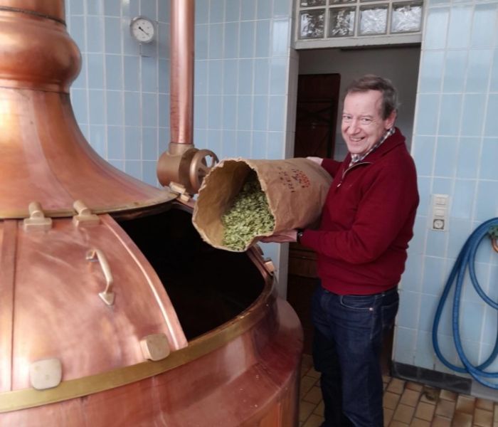 Brauermeister Johannes Dold aus Elzach braut zur Fasnetzeit (Foto: Löwenbrauerei Elzach)